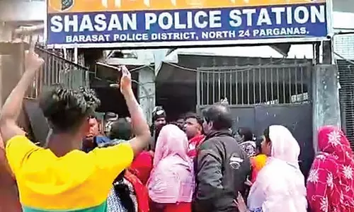 Police Station में आरोपी की गिरफ्तारी के बाद विरोध प्रदर्शन शुरू हो गए