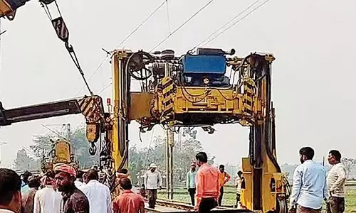 खराब उपकरण के कारण Train रुकी, यात्री नाराज़ खराब उपकरण के कारण Train रुकी, यात्री नाराज़