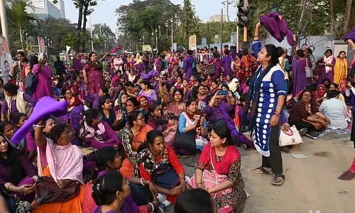 बैंगनी कपड़े पहनने पर ASHA कार्यकर्ताओं को गिरफ्तार किया गया, उत्पीड़न का आरोप