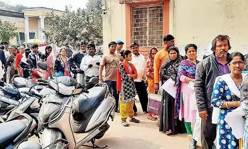 Hearing के लिए स्टाम्प पेपर खरीदने के लिए कोर्ट परिसर में भीड़ जमा हो गई Hearing के लिए स्टाम्प पेपर खरीदने के लिए कोर्ट परिसर में भीड़ जमा हो गई