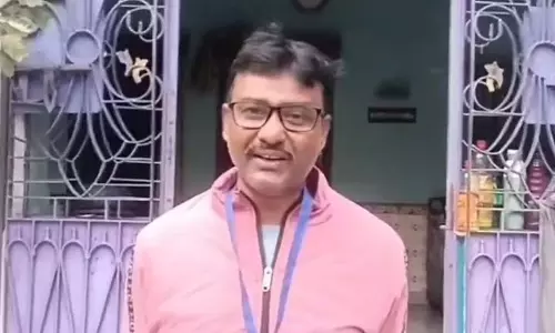 BLO लड़के ने माँ के हाथ में सुनवाई का नोटिस पकड़ाया, उसे कॉल आए BLO लड़के ने माँ के हाथ में सुनवाई का नोटिस पकड़ाया, उसे कॉल आए