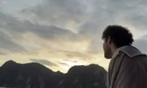 नदी किनारे गिटार की तान, आस्मा के रंग में रंगे सिद्धांत चतुर्वेदी नदी किनारे गिटार की तान, आस्मा के रंग में रंगे सिद्धांत चतुर्वेदी