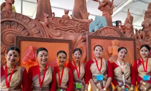 असम की गणतंत्र दिवस झांकी में धुबरी के अशारिकांडी की टेराकोटा विरासत और आत्मनिर्भरता का जश्न असम की गणतंत्र दिवस झांकी में धुबरी के अशारिकांडी की टेराकोटा विरासत और आत्मनिर्भरता का जश्न