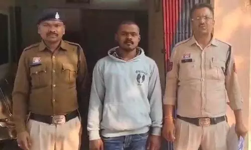 जिला बदर आरोपी सागर ढीमर रंगे हाथ चाकू लहराते गिरफ्तार जिला बदर आरोपी सागर ढीमर रंगे हाथ चाकू लहराते गिरफ्तार