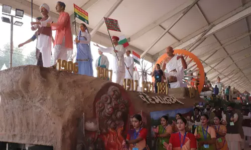 Republic Day 2026: गुजरात की झांकी स्वतंत्रता का मंत्र: वंदे मातरम थीम को प्रदर्शित करेगी Republic Day 2026: गुजरात की झांकी स्वतंत्रता का मंत्र: वंदे मातरम थीम को प्रदर्शित करेगी