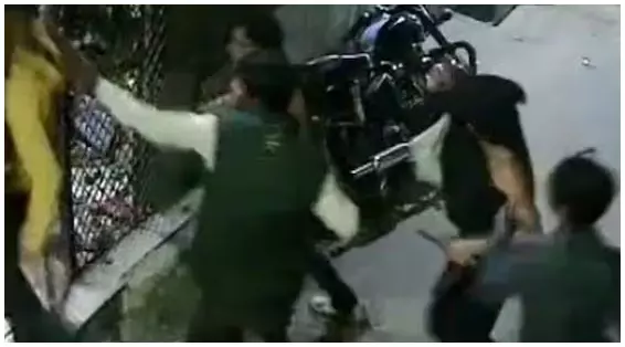 चाकुओं से ताबड़तोड़ वार...मर्डर का LIVE वीडियो चाकुओं से ताबड़तोड़ वार...मर्डर का LIVE वीडियो