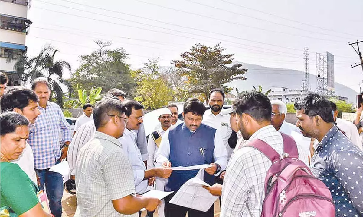 VMRDA ने अधिकारियों को मास्टर प्लान सड़क कार्यों को समय पर पूरा करने का निर्देश दिया VMRDA ने अधिकारियों को मास्टर प्लान सड़क कार्यों को समय पर पूरा करने का निर्देश दिया