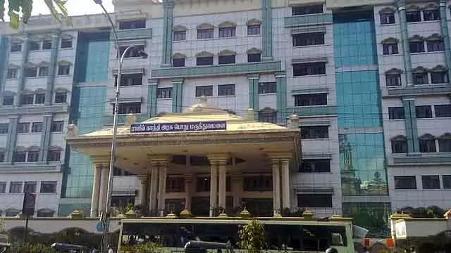 कोरोनरी आर्टरी फटने पर Government डॉक्टरों ने कर्मचारी का इलाज किया कोरोनरी आर्टरी फटने पर Government डॉक्टरों ने कर्मचारी का इलाज किया