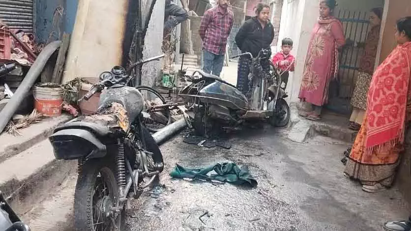 Indore : असामाजिक तत्वों ने बीजेपी पार्षद के घर के पीछे 4 गाड़ियों में आग लगाई Indore : असामाजिक तत्वों ने बीजेपी पार्षद के घर के पीछे 4 गाड़ियों में आग लगाई