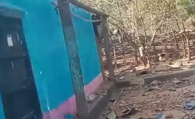 धर्मांतरित परिवार गांव से निकाले गए, घरों में तोड़फोड़ और आगजनी धर्मांतरित परिवार गांव से निकाले गए, घरों में तोड़फोड़ और आगजनी