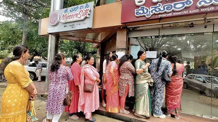Mysore सिल्क साड़ी स्टोर पर महिलाओं को लंबे इंतज़ार का कभी अफ़सोस नहीं होता Mysore सिल्क साड़ी स्टोर पर महिलाओं को लंबे इंतज़ार का कभी अफ़सोस नहीं होता