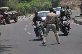 Jammu-Kashmi: ट्रैफिक नियमों का उल्लंघन करने वालों पर पुलिस का शिकंजा Jammu-Kashmi: ट्रैफिक नियमों का उल्लंघन करने वालों पर पुलिस का शिकंजा