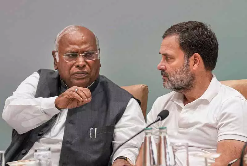मतभेद से परेशान कांग्रेस के बड़े नेता आज पंजाब CWC नेताओं से मिलेंगे मतभेद से परेशान कांग्रेस के बड़े नेता आज पंजाब CWC नेताओं से मिलेंगे
