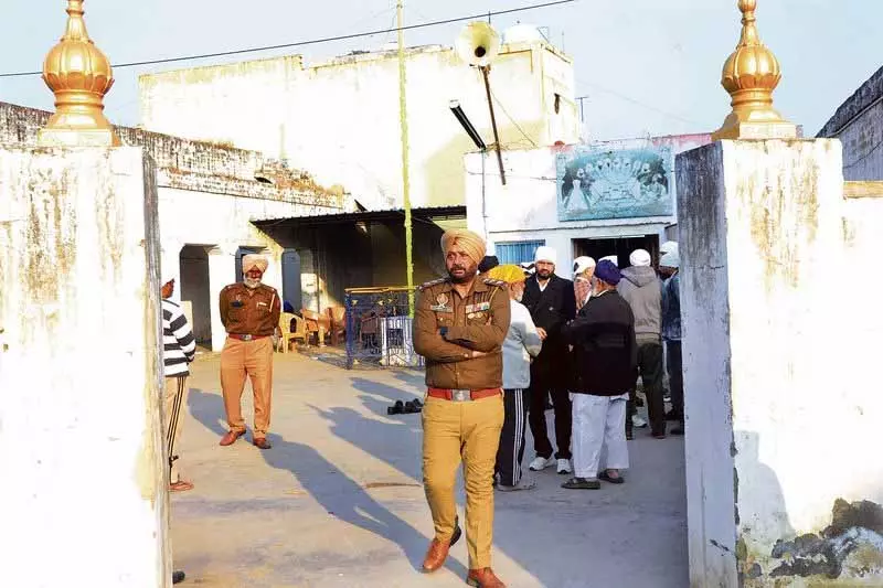 Goraya Gurdwara में गुरु ग्रंथ साहिब के पन्ने फटे मिले, नाबालिग हिरासत में लिया गया Goraya Gurdwara में गुरु ग्रंथ साहिब के पन्ने फटे मिले, नाबालिग हिरासत में लिया गया