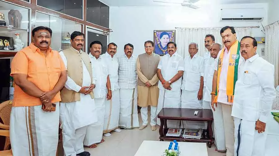 पीयूष गोयल ने पलानीस्वामी से मुलाकात की, कहा कि तमिलनाडु में AIADMK के नेतृत्व वाली NDA की मजबूत सरकार सत्ता में आएगी पीयूष गोयल ने पलानीस्वामी से मुलाकात की, कहा कि तमिलनाडु में AIADMK के नेतृत्व वाली NDA की मजबूत सरकार सत्ता में आएगी