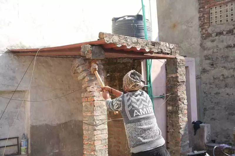 Jalandhar: ड्रग तस्करों के अवैध ठिकानों पर हंगामा Jalandhar: ड्रग तस्करों के अवैध ठिकानों पर हंगामा