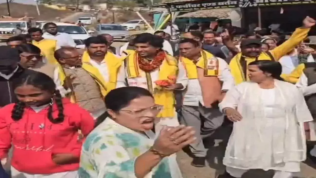 हेड मास्टर ने नेताओं की स्वागत के लिए स्टूडेंट्स को खड़ा किया, सस्पेंड हेड मास्टर ने नेताओं की स्वागत के लिए स्टूडेंट्स को खड़ा किया, सस्पेंड