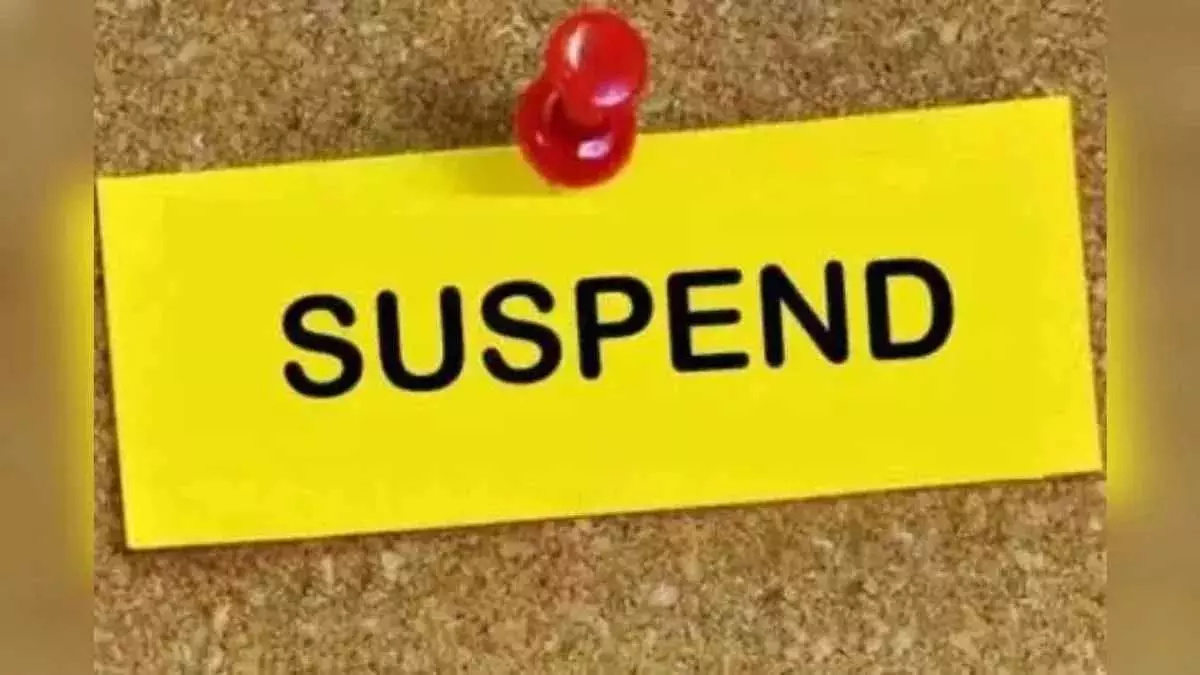 गिरफ्तार लिपिक को कलेक्टर ने किया सस्पेंड गिरफ्तार लिपिक को कलेक्टर ने किया सस्पेंड