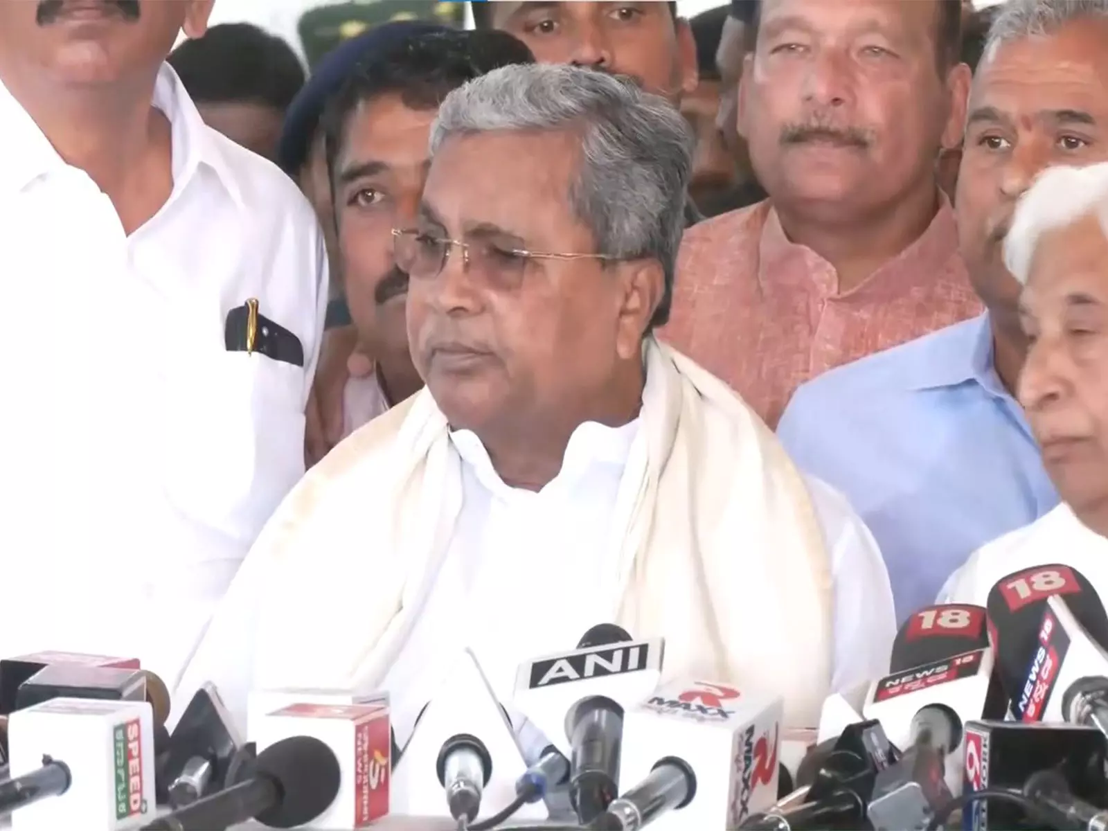 कर्नाटक के CM ने राज्यपाल द्वारा पारंपरिक संबोधन से इनकार करने पर उनकी आलोचना की कर्नाटक के CM ने राज्यपाल द्वारा पारंपरिक संबोधन से इनकार करने पर उनकी आलोचना की