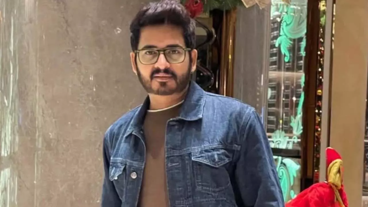 बंगाली एक्टर हिरन चटर्जी ने युवा मॉडल से शादी की; पहली पत्नी ने इसे Illegal बताया बंगाली एक्टर हिरन चटर्जी ने युवा मॉडल से शादी की; पहली पत्नी ने इसे Illegal बताया