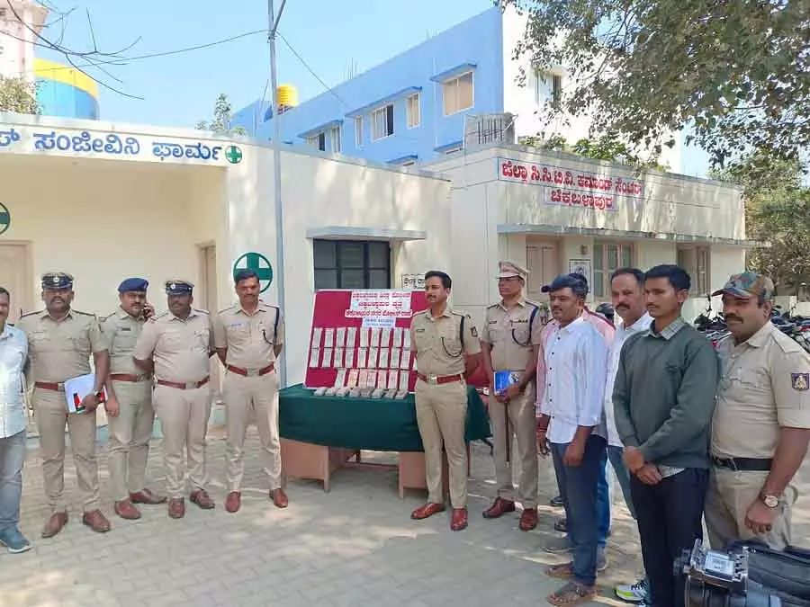 Chikkaballapura : चांदी पिघलाने के आरोप में दो आरोपी गिरफ्तार Chikkaballapura : चांदी पिघलाने के आरोप में दो आरोपी गिरफ्तार