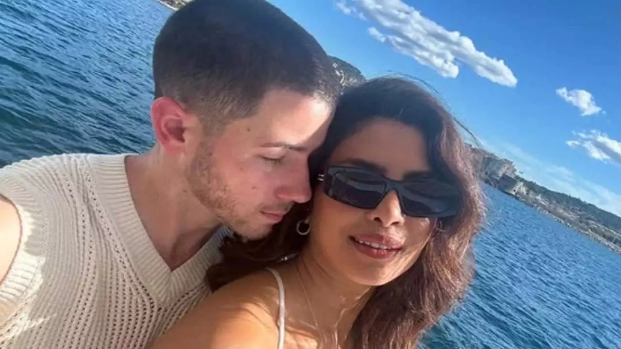 जब Nick Jonas डोसा का आनंद ले रहे थे तो प्रियंका चोपड़ा हंस पड़ीं और तेरी दुल्हन सजाऊंगी पर वाइब्स आ गईं जब Nick Jonas डोसा का आनंद ले रहे थे तो प्रियंका चोपड़ा हंस पड़ीं और तेरी दुल्हन सजाऊंगी पर वाइब्स आ गईं