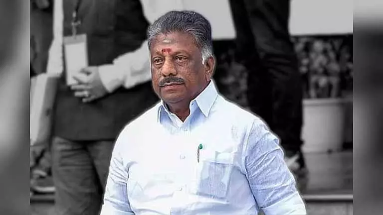पलायन और बढ़ते अकेलेपन के बीच, OPS के लिए DMK में शामिल होने का ऑप्शन कम होता जा रहा पलायन और बढ़ते अकेलेपन के बीच, OPS के लिए DMK में शामिल होने का ऑप्शन कम होता जा रहा