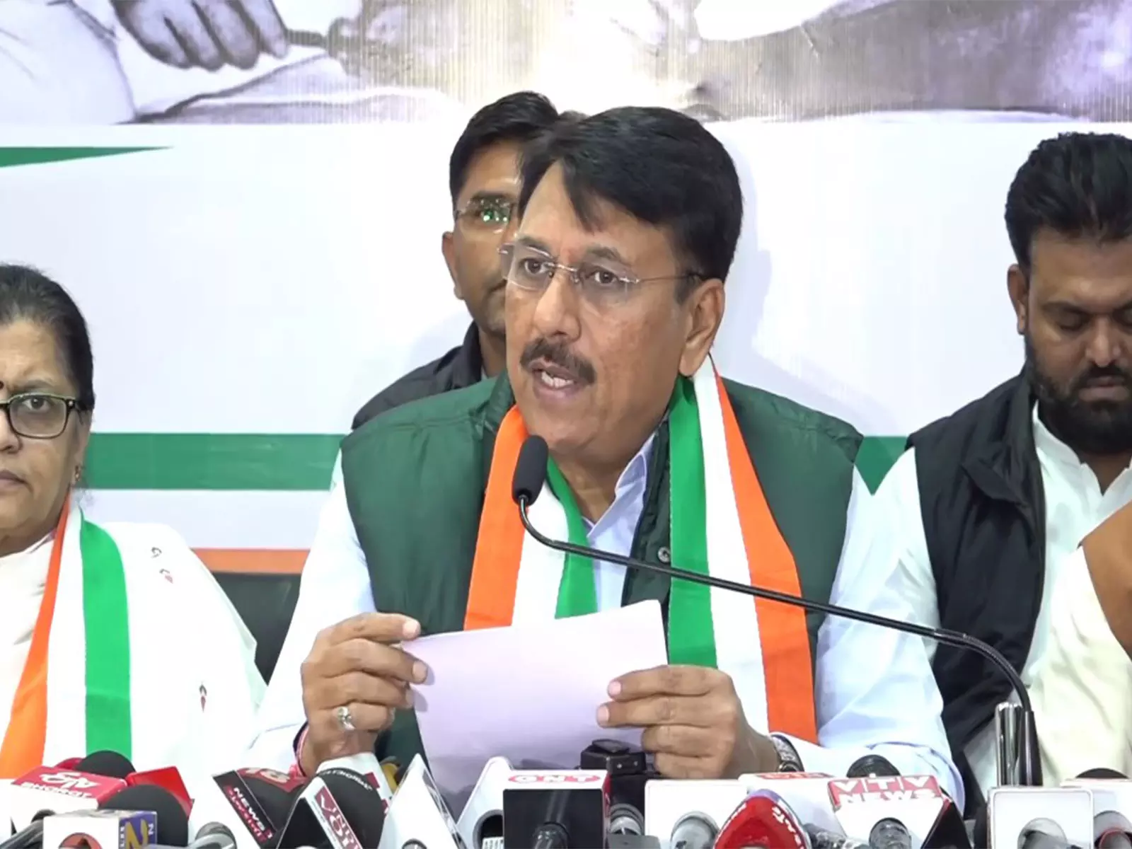 सूरत में 21 करोड़ का पानी टैंक ढहा, विपक्ष ने BJP पर हमला किया सूरत में 21 करोड़ का पानी टैंक ढहा, विपक्ष ने BJP पर हमला किया