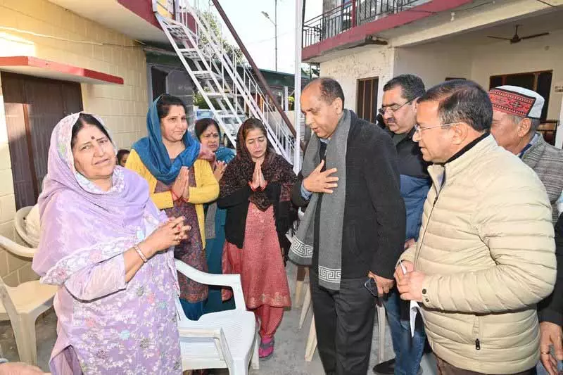 Jai Ram Thakur ने पालमपुर के युवक के परिवार से मुलाकात की Jai Ram Thakur ने पालमपुर के युवक के परिवार से मुलाकात की