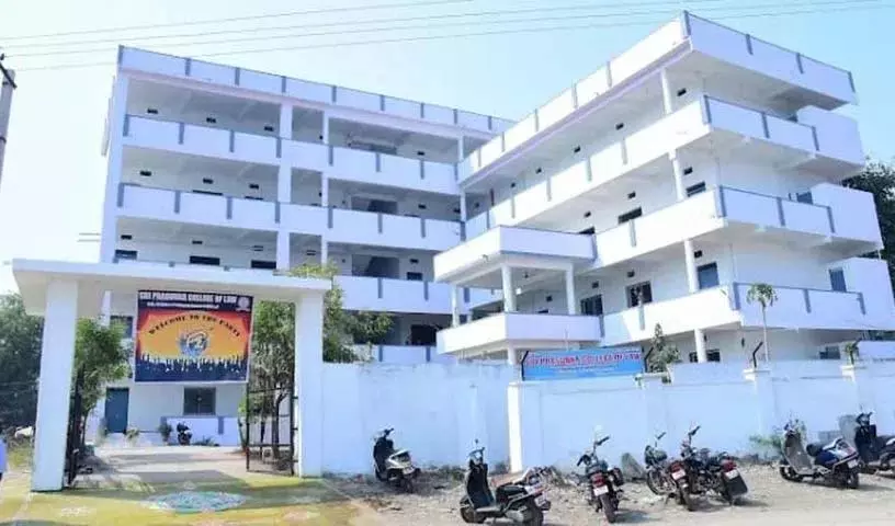 Prasuna Law College के प्रिंसिपल छात्रों के साथ दुर्व्यवहार कर रहे Prasuna Law College के प्रिंसिपल छात्रों के साथ दुर्व्यवहार कर रहे