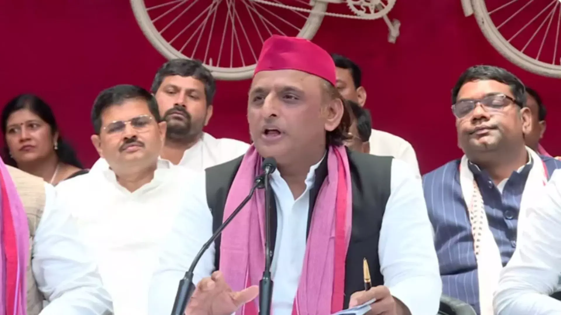Lucknow: धर्म की आड़ में सियासी विवाद, अखिलेश ने किया विरोध Lucknow: धर्म की आड़ में सियासी विवाद, अखिलेश ने किया विरोध