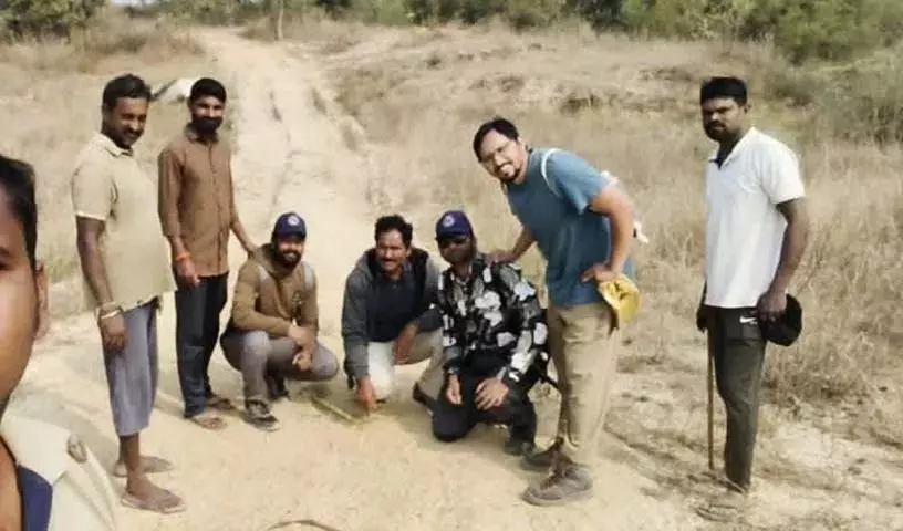 Dubbagudem के बाहरी इलाकों में घूमता दिखा तेंदुआ, लोगों में दहशत Dubbagudem के बाहरी इलाकों में घूमता दिखा तेंदुआ, लोगों में दहशत