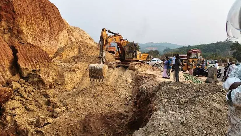Kerala: तालीपरम्बा में नेशनल हाईवे के काम के दौरान मिट्टी और चट्टानें गिरीं Kerala: तालीपरम्बा में नेशनल हाईवे के काम के दौरान मिट्टी और चट्टानें गिरीं