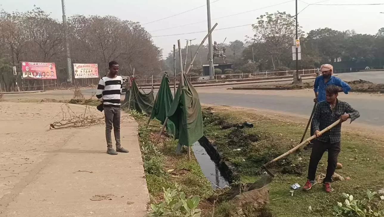 भाजपा कार्यकर्ताओं ने चलाया सफाई अभियान, बदबू और मच्छरों से मिली राहत भाजपा कार्यकर्ताओं ने चलाया सफाई अभियान, बदबू और मच्छरों से मिली राहत