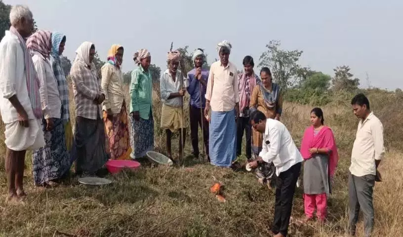 सरपंच बोडा बालू ने Tekulapalli Panchayat में ग्रामीण रोज़गार कार्यों का उद्घाटन किया सरपंच बोडा बालू ने Tekulapalli Panchayat में ग्रामीण रोज़गार कार्यों का उद्घाटन किया