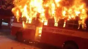 Mathura: आगरा से नोएडा जा रही बस में अचानक आग लगी Mathura: आगरा से नोएडा जा रही बस में अचानक आग लगी
