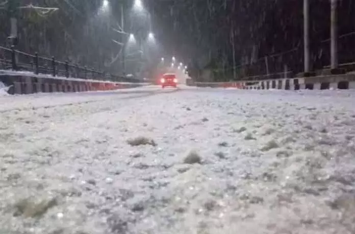 Kashmir में बारिश और बर्फबारी से पहले रात के तापमान में सुधार Kashmir में बारिश और बर्फबारी से पहले रात के तापमान में सुधार