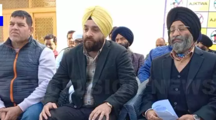 सरकार ने J&K ट्रांसपोर्टरों की समस्याओं का समाधान किया: AJKTWA सरकार ने J&K ट्रांसपोर्टरों की समस्याओं का समाधान किया: AJKTWA