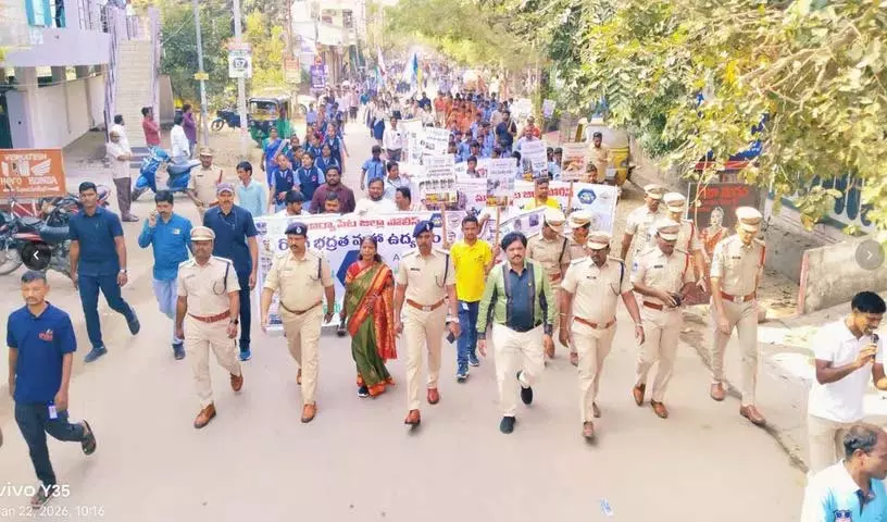 Suryapet में रोड सेफ्टी ड्राइव में 2,000 लोगों ने हिस्सा लिया Suryapet में रोड सेफ्टी ड्राइव में 2,000 लोगों ने हिस्सा लिया