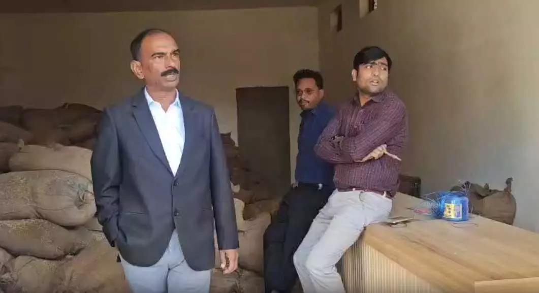 बीजेपी नेता के घर नायब तहसीलदार ने मारी रेड, अवैध भंडारण कर रखे धान जब्त बीजेपी नेता के घर नायब तहसीलदार ने मारी रेड, अवैध भंडारण कर रखे धान जब्त