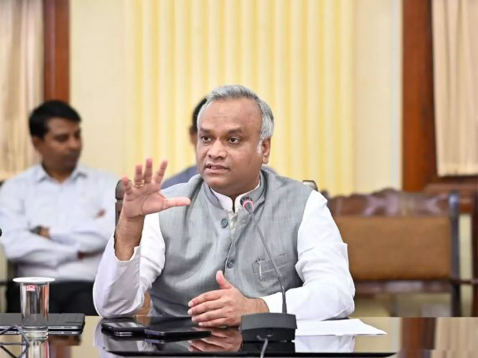 Priyank Kharge ने विधानसभा में अपने पारंपरिक संबोधन से इनकार करने पर कर्नाटक के राज्यपाल की कड़ी आलोचना की Priyank Kharge ने विधानसभा में अपने पारंपरिक संबोधन से इनकार करने पर कर्नाटक के राज्यपाल की कड़ी आलोचना की