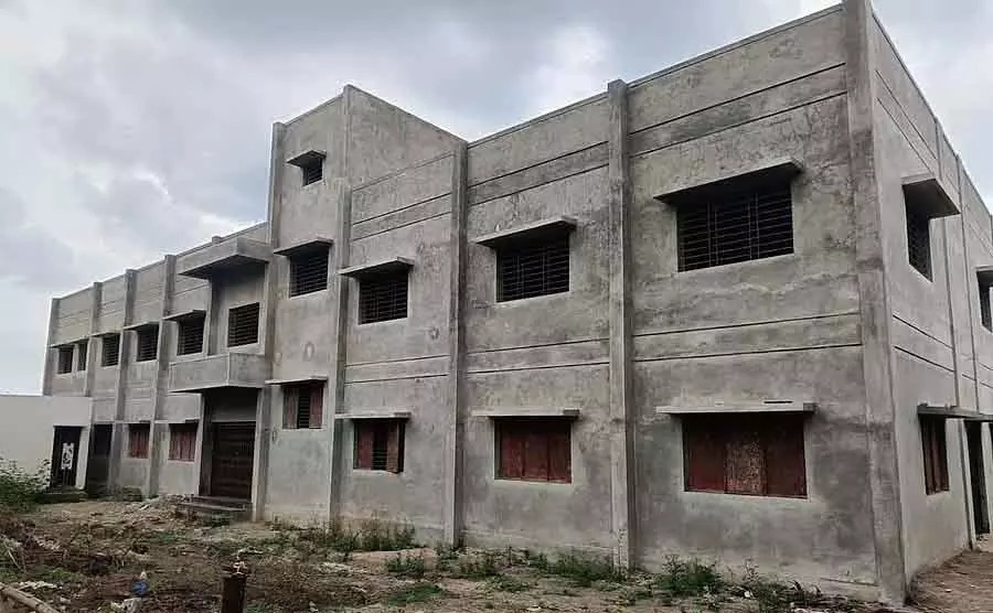 अल्पसंख्यक विभाग में फंड की कमी: आधी-अधूरी बनी इमारत अल्पसंख्यक विभाग में फंड की कमी: आधी-अधूरी बनी इमारत