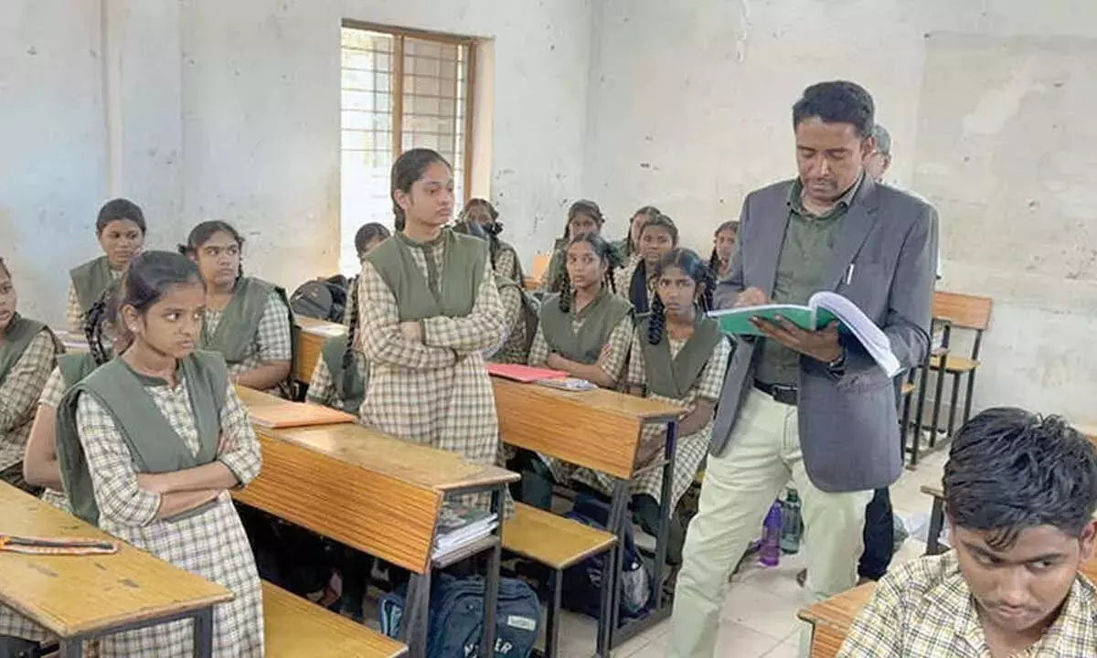 Collector ने छात्रों की परीक्षा की तैयारियों का निरीक्षण किया Collector ने छात्रों की परीक्षा की तैयारियों का निरीक्षण किया