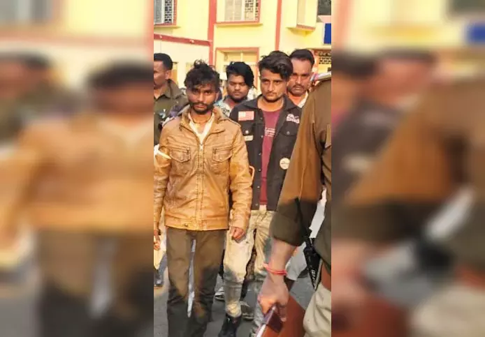 युवक से बर्बरता का वीडियो हुआ वायरल, 6 आरोपी पुलिस के हत्थे चढ़े, 6 हैं फरार युवक से बर्बरता का वीडियो हुआ वायरल, 6 आरोपी पुलिस के हत्थे चढ़े, 6 हैं फरार