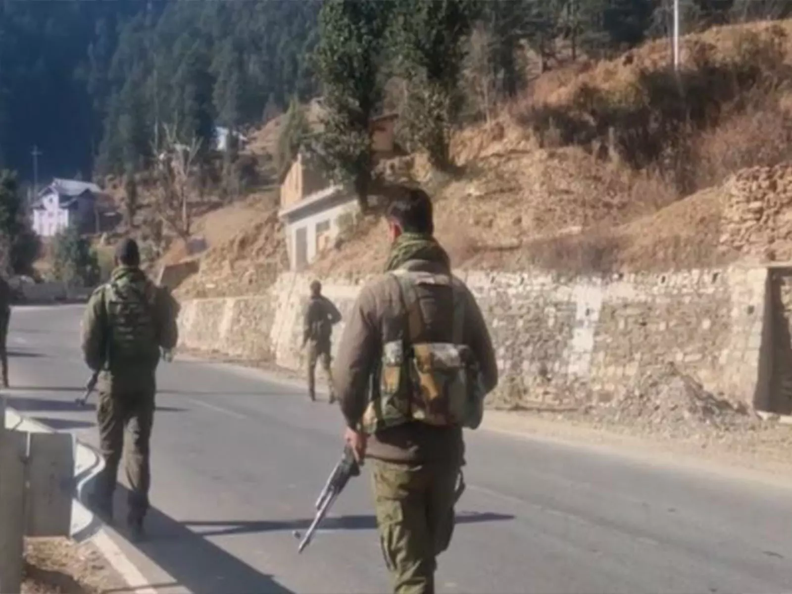Jammu and Kashmir: लेफ्टिनेंट गवर्नर के मुताबिक, वाहन दुर्घटना में 10 सेनाकर्मी शहीद हो गए। Jammu and Kashmir: लेफ्टिनेंट गवर्नर के मुताबिक, वाहन दुर्घटना में 10 सेनाकर्मी शहीद हो गए।
