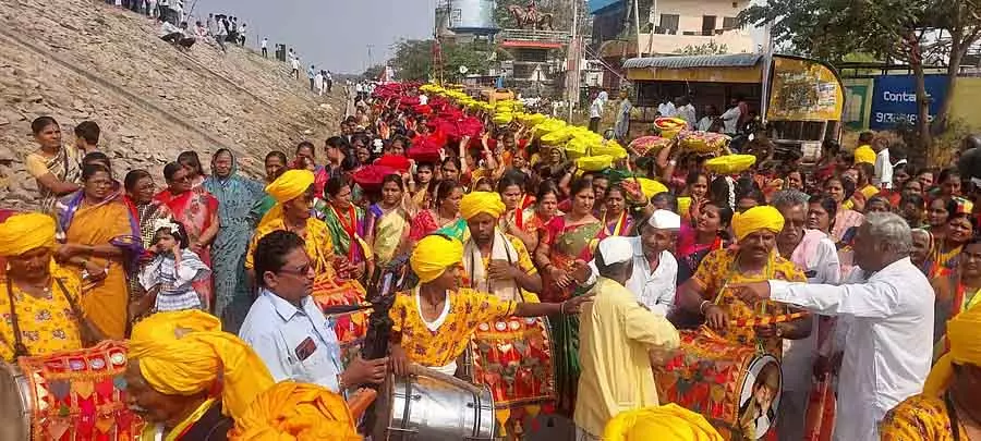 Vijayapura : इत्तिनहल्ली साहित्य महोत्सव का शानदार उद्घाटन Vijayapura : इत्तिनहल्ली साहित्य महोत्सव का शानदार उद्घाटन