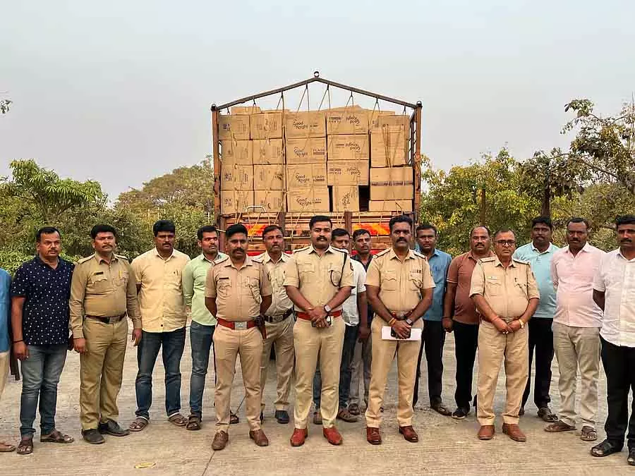 Karnataka : 30 लाख रुपये के सामान के साथ आरोपी गिरफ्तार Karnataka : 30 लाख रुपये के सामान के साथ आरोपी गिरफ्तार