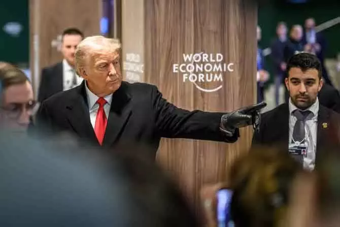 Trump के बदले तेवर: टैरिफ और ग्रीनलैंड पर पीछे हटे अमेरिकी राष्ट्रपति Trump के बदले तेवर: टैरिफ और ग्रीनलैंड पर पीछे हटे अमेरिकी राष्ट्रपति