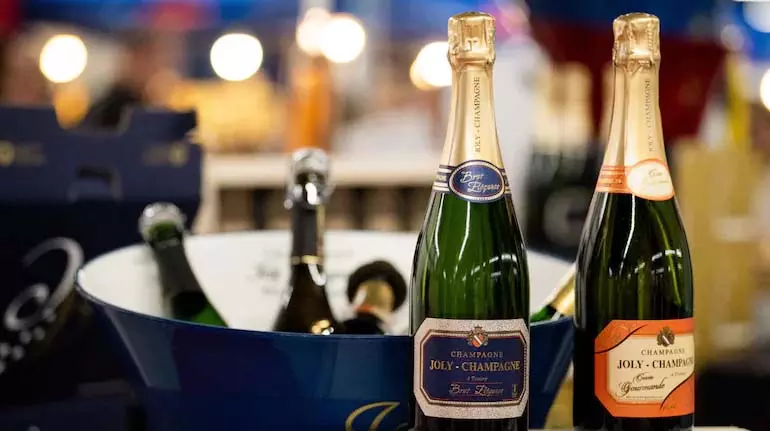 फ्रांस का कहना है कि ट्रंप को Champagne tariff की धमकी देना बंद करना चाहिए फ्रांस का कहना है कि ट्रंप को Champagne tariff की धमकी देना बंद करना चाहिए
