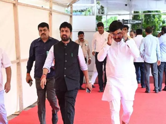 टिकट न मिलने पर बेटे का विरोध: NCP ऑफिस के बाहर पेशाब किया टिकट न मिलने पर बेटे का विरोध: NCP ऑफिस के बाहर पेशाब किया